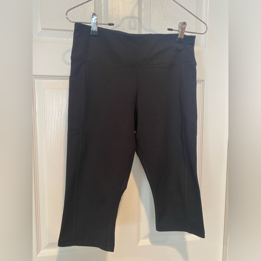 DKNY workout capri in black, size large